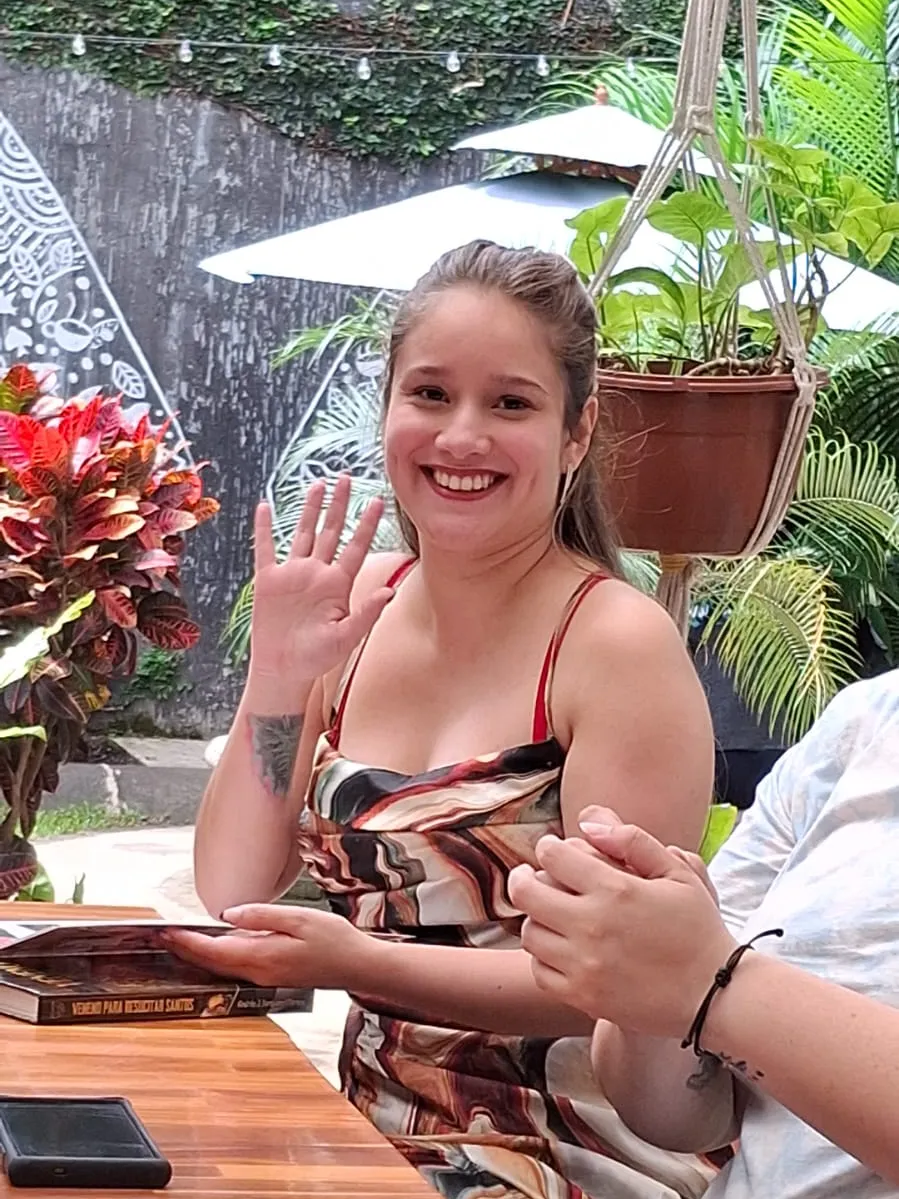 Lectora saluda durante el encuentro final de la Lectura Conjunta