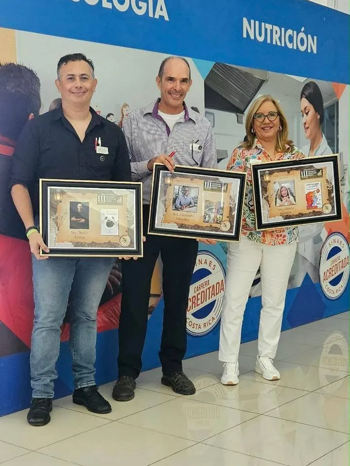 Mario Young junto a los arquitectos y autores Leonardo Villalobos y Glenda Fonseca