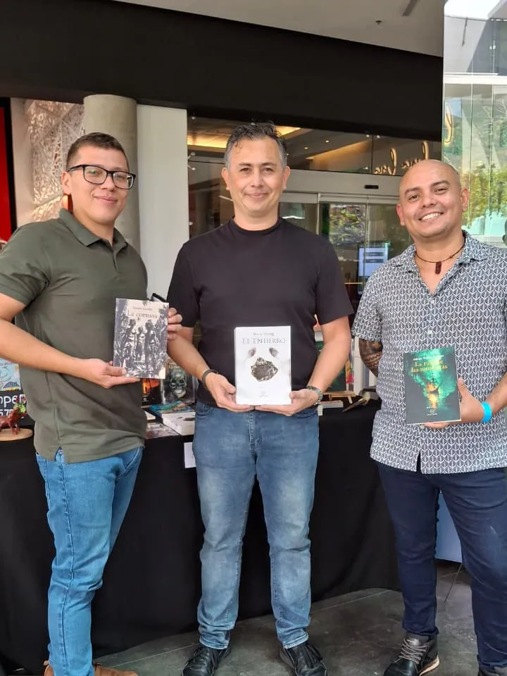 Mario Young junto a Steven Cubillo y Adrián Robles en Bookafest