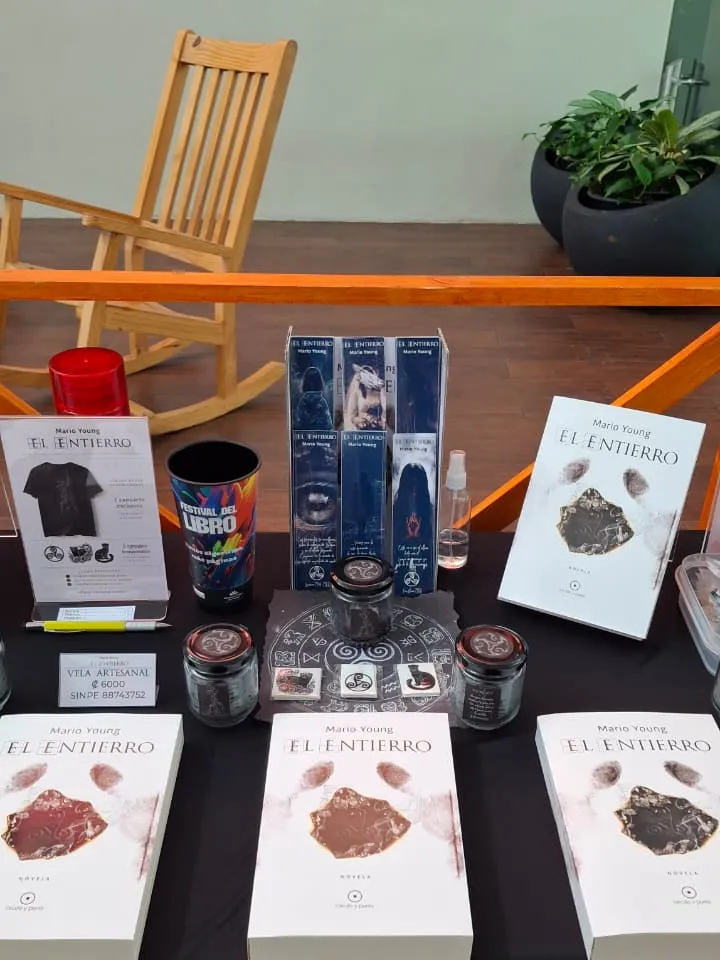Mesa con ejemplares de El Entierro y objetos de la novela