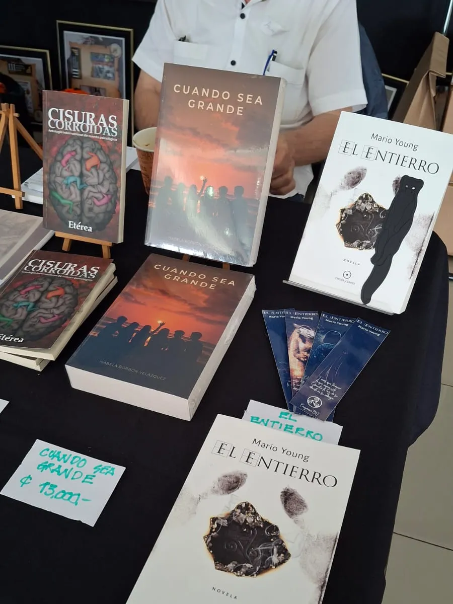 Mesa de libros del stand de arquitectos escritores