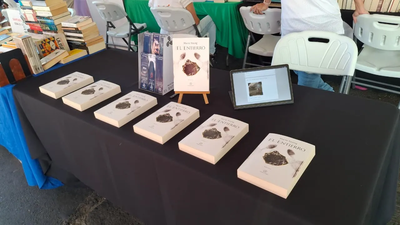Mesa del Colegio de Costa Rica con ejemplares de El Entierro