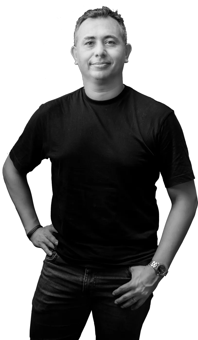 Retrato de cuerpo entero de Mario Young, en blanco y negro